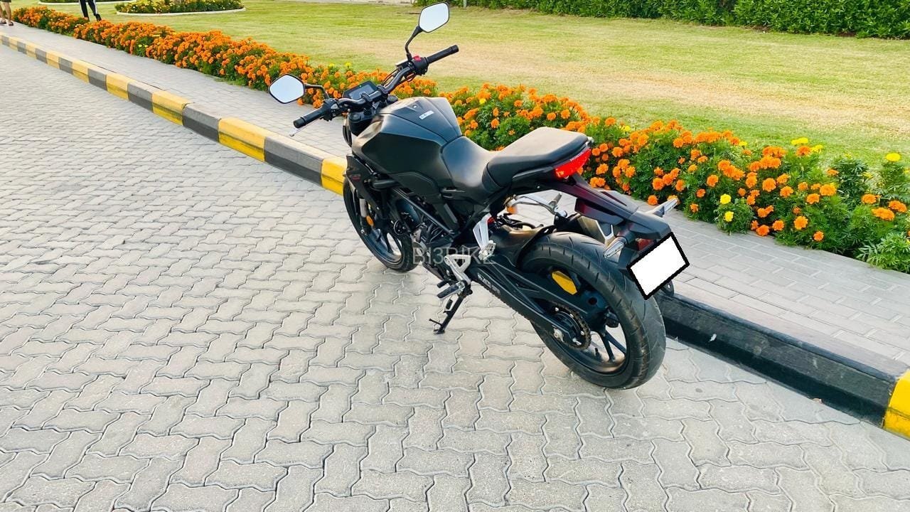 Honda CB300R 2022 (latest design) almost new, very low kms, purchased from Al Futtaim